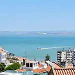 Apartment Cozy In 50 M² Sea View Lissabon